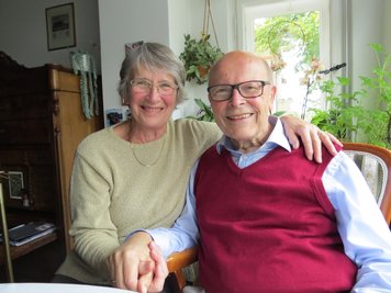 Der frühere Superintendent und Ehrenbürger der Stadt Plauen, Thomas Küttler, ist tot. Dieses Foto mit seiner Frau Brigitte entstand 2017 bei einem Besuch ins einer Wohnung in Leipzig.