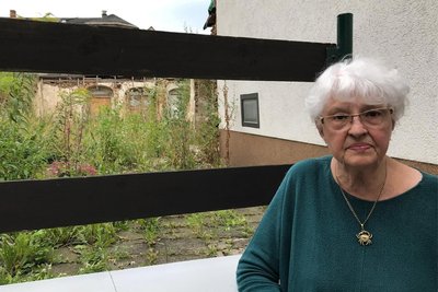 Gleich hinter der Terrasse der 94-jährigen Anne-Marie Mehner beginnt die Wildnis.