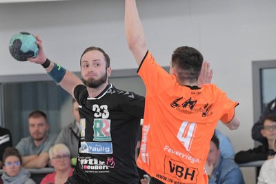 Tommy Löbner (l.), hier gegen Hoyerswerda, traf in Dresden 36 Sekunden vor Schluss zum 23:22. Am Ende nahm seine Mannschaft aber trotzdem nur einen Punkt – den ersten in dieser Saison – mit nach Hause.