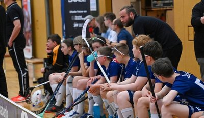 Julian Rüger, Bundesligaspieler bei den Herren der Floorfighters und außerdem deutscher Nationalspieler, trainiert die U 13 des Chemnitzer Vereins.