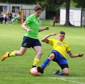 Nur mit einem Sieg gegen Schönheide ist der TSV Geyer (mit Jonas Kretzschmann, l.) in der Kreisliga definitiv gerettet. 