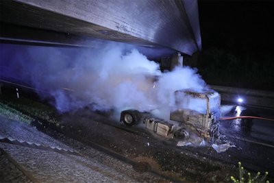 Der LKW geriet direkt unter der Autobahnbrücke „Roitzscher Landstraße“ in Brand.