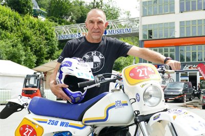 Wichtiger Bestandteil der Ausrüstung von Fred Hoess ist sein blau-weißer Helm, der ihn an einen bestimmten Film aus seiner Kindheit erinnert.