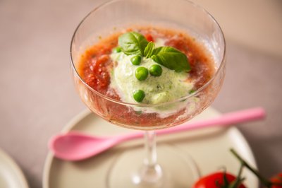 Der erfrischende Zwischengang: Ein Erbseneis auf Basilikum-Tomatensugo. 