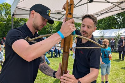 Markus Hunger (l.) und Maximilian Kunath von der Schützengarde Lichtenberg spannten die Armbrust für die Schützen.