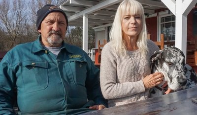 Sabine Wurzer (rechts), die Betreiberin des Strand-Imbiss an der Talsperre Pirk, mit ihrem Ehemann Markus Wurzer. 