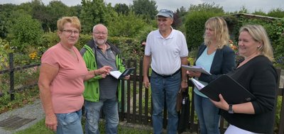 Beim Vor-Ort-Termin in Eibenstock (v. l.): Mechthild Bley, Vorsitzende des Kleingartenvereins "Am Sonneneck", Steffen Reichert vom Umweltamt des Erzgebirgskreises, Hans-Jürgen Sroka, Vorsitzender vom Regionalverband Erzgebirge der Kleingärtner, Grit Keßler, Kreisverband der Kleingärtner Schwarzenberg, und Nicole Rehm, Geschäftsführerin des Kreisverbandes Aue-Stollberg der Kleingärtner. 