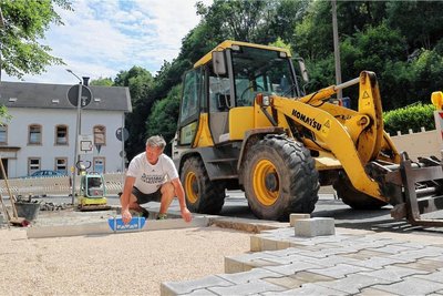 Der Fußweg an der Erlaer Straße wird durch die Firma Pöhla Bau – hier Geräteführer Gert Schmidt – teilweise erneuert.