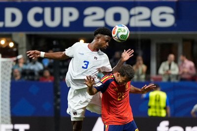 Spaniens Mikel Oyarzabal (r) sorgte gegen Kap Verde für ein unrühmliches Novum.