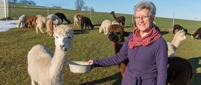 Pia Schindler züchtet seit 20 Jahren Alpakas auf ihren Weiden in Lengefeld. Sie würde gern noch mehr für den Schutz ihrer Tiere vor Wolfsrissen tun. Doch das gestaltet sich schwierig. 