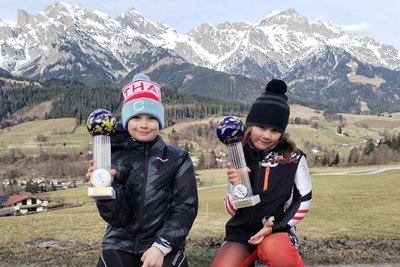 Stolz präsentieren Max Walther und Klara Seubert vor traumhafter Kulisse die Trophäen, die sie dank ihrer guten Leistungen im Skitty-Cup nach dem Saisonfinale in Empfang nehmen durften.