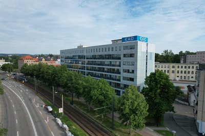 Bei CAC-Engineering können Pendler mit E-Autos neuerdings vergünstigt auf dem Firmengelände laden.