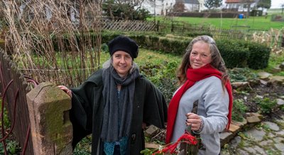 Antje Krahnstöver (l.) und Katja Petersen gehören zu einer Gruppe, die einen Garten auf dem Schwarzbacher Museumsareal beleben will. 