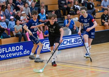 Hochklassigen Sport erlebten über 200 Zuschauer bei der Deutschen Meisterschaft der U 13 im Floorball. Die Gastgeber der Floorfighters um Kapitänin Linda Schanz (rechts) und Nathanael Boenheim verloren im Halbfinale gegen die starke Münchener Mannschaft, holten am Ende aber Bronze. 