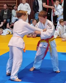 Der Gornauer Adrian Klaus (rechts) im Angriff. 