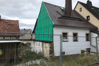 Nach dem Abbruch wurde der Giebel von Anne-Marie Mehners Wohnhaus gegen eindringende Nässe gesichert.