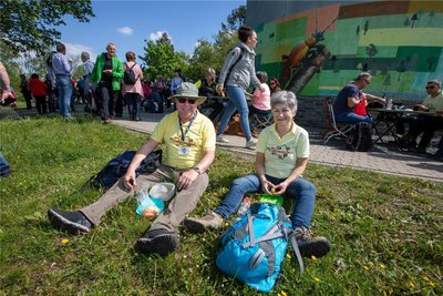 Marion und Roland Scharfenroth aus Syrau gehören den Wanderfreunden „Vogtlandblüten“ an. Alle trugen gelbe T-Shirts mit dieser Aufschrift.