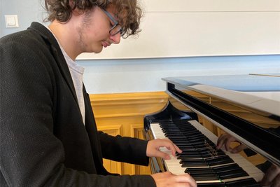 Bach und Beethoven, ein Traum. Aber Chopin ist auch gut. Lev Roth am Flügel des Goethe-Gymnasiums. „Klavierspielen musste ich nicht wirklich lernen, das kam zu mir.“