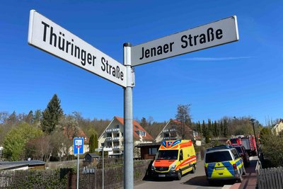 Zu einem Rettungseinsatz wurden Polizei und Feuerwehr am Mittwochvormittag in die Thüringer Straße in Plauen gerufen.