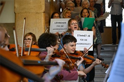 Vor der Stadtratssitzung im Mai hatten Dutzende Lehrkräfte und Schüler im Rathaus musiziert und Unterschriften einer Sammelaktion übergeben. Sie forderten die Anstellung der derzeitigen Honorarkräfte.