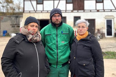 Daniel Seumel, seiner Frau Winnie (links) und seiner Schwester Denise steht der Schrecken nach dem verheerenden Brand der Halle, in der Futter für den Winter und Landwirtschaftstechnik gelagert waren, ins Gesicht geschrieben.