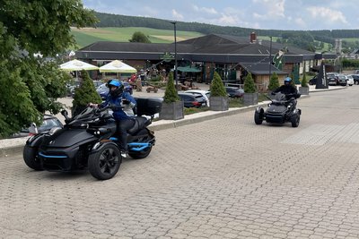In kleinen Grüppchen haben die Trike-Fahrer Crottendorf wieder verlassen.