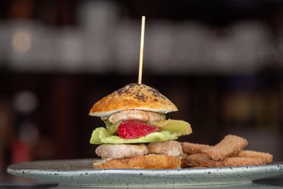 Auf den ersten Blick sieht der süße Burger ganz normal aus. Aber er ist mit Nougat-Eis, Marzipan und Obst belegt.