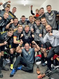 Der Jubel in der Kabine am Samstag zeigte: Der Sieg in Krieschow hatte für die Oberliga-Kicker des VfB Auerbach eine besondere Bedeutung. 