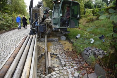 Kevin Schmidt steuert mittels Bohrlafette unterirdisch den Bohrer zur Verlegung der neuen Rohre in der Straße am Bahnhof Bad Elster, die dafür nicht gesperrt werden muss.