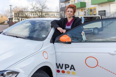 Die Kolleginnen und Kollegen des mobilen Pflegedienstes des WPA legen im Jahr rund 370.000 Kilometer zurück. Im Bild: Stephanie Beusch.