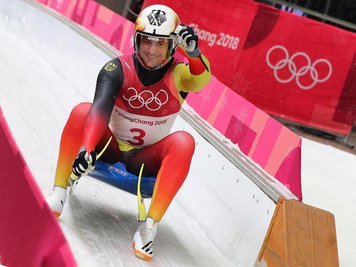 Rodler Johannes Ludwig jubelt über Olympia-Bronze.