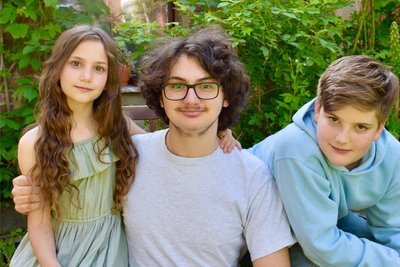 Die Roth-Kinder im Hinterhof ihres Hauses an der Reichenbacher Bebelstraße. Lev (Mitte) mit Schwester Fea und Bruder Luc.