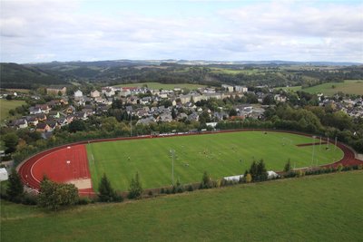 Manchmal lohnt sich ein Schritt zurück, um die ganze Schönheit zu erkennen. So wie hier in Gelenau, wo sich das Sportareal Erzgebirgsblick seinem Namen alle Ehre macht.