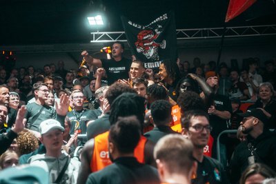 Nach dem Derbysieg feierte die Chemnitzer Mannschaft um Kapitän Jonas Richter mit den Fans auf der Tribüne.