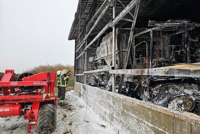 Die Lagerhalle an der Oberneumarker Straße ist völlig ausgebrannt. Schaden: rund zwei Millionen Euro.