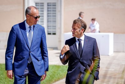 Merz (l) und Macron wollen den EU-Beitrittsprozess gemeinsam beschleunigen. (Archivbild)
