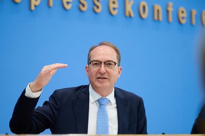 Bundesinnenminister Alexander Dobrindt (CSU) hofft, bis Ende des Jahres Vereinbarungen für Abschiebezentren in Drittstaaten geschaffen zu haben. (Archivbild) 
