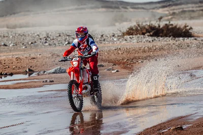 Jens Fritzsch fährt bei der „Baja Morocco“ durch ein Flusstal.