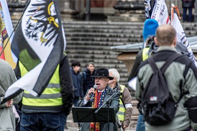Der Bauingenieur Hartmut Issmer (Mitte) spendete der AfD 2023 mit 265.050 Euro die größte Einzelsumme. Der Mann tritt selbst (hier in Berlin) mit völkischen Reden in Erscheinung.