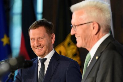 Sachsens Ministerpräsident Michael Kretschmer (CDU) und sein baden-württembergischer Amtskollege Winfried Kretschmann (Grüne), hier bei einem Besuch in Dresden 2020, zeigen sich in der Frage der Stromtrassen einig.