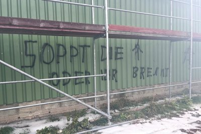 Die Drohung war deutlich - auch wenn ein "t" fehlte. Ein paar Tage später brannte es tatsächlich.