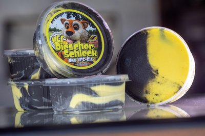 Für den VFC Plauen hat Alexander Feitisch ein eigenes Eis entwickelt: Mango und Vanille in passenden Farben.