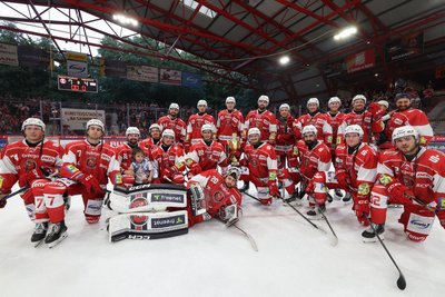 Das Eispiraten-Team mit dem CCM-Cup.
