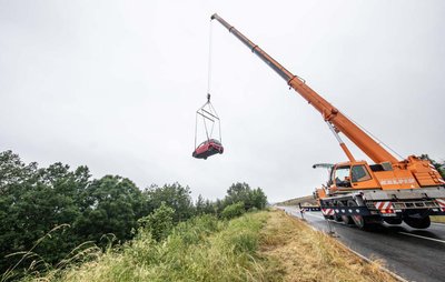 Ein Kran musste am Mittwochmorgen in Möschwitz anrücken, um einen Citroen zu bergen. 