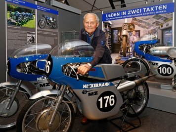 Siegfried Merkel an einer der drei legendären MZ RE 125, die er selbst restauriert hat. Die Maschine mit der Nummer 100 ist er in seinen aktiven Zeiten selbst gefahren. Noch bis vor zwei Jahren brachte er seine Maschinen bei Oldtimerrennen an den Start.