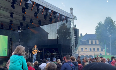 Der erste Headliner, DSDS-Sieger Jan-Marten Block, tritt auf der Marktbühne auf. Tausende Besucher amüsieren sich in der Innenstadt.