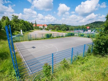 Das Basketballfeld neben der Auer McDonalds-Kreuzung soll verlegt und die eher triste, grau-braune Parkfläche dahinter bebaut werden. 