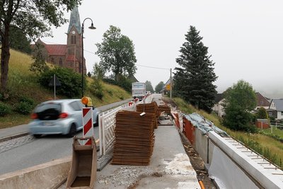 Die Baustelle in Hammerunterwiesenthal rückt zu Ferienbeginn in Richtung Annaberg Buchholz weiter. Dann wird die B 95 voll gesperrt. 