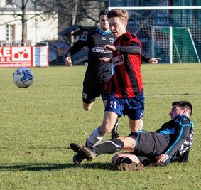 Der Jößnitzer Mick-Alexander Naar wird hier von Kottengrüns Chris Eichler von den Beinen geholt. Am Ende setzten sich die Jößnitzer knapp mit 2:1 durch und stehen im Achtelfinale des Vogtlandpokals. 