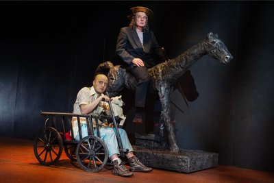 In „Don Quijote“ spielt Patrick Berg den Sancho Pansa (vorn links) und Dirk Glodde den Quijote.